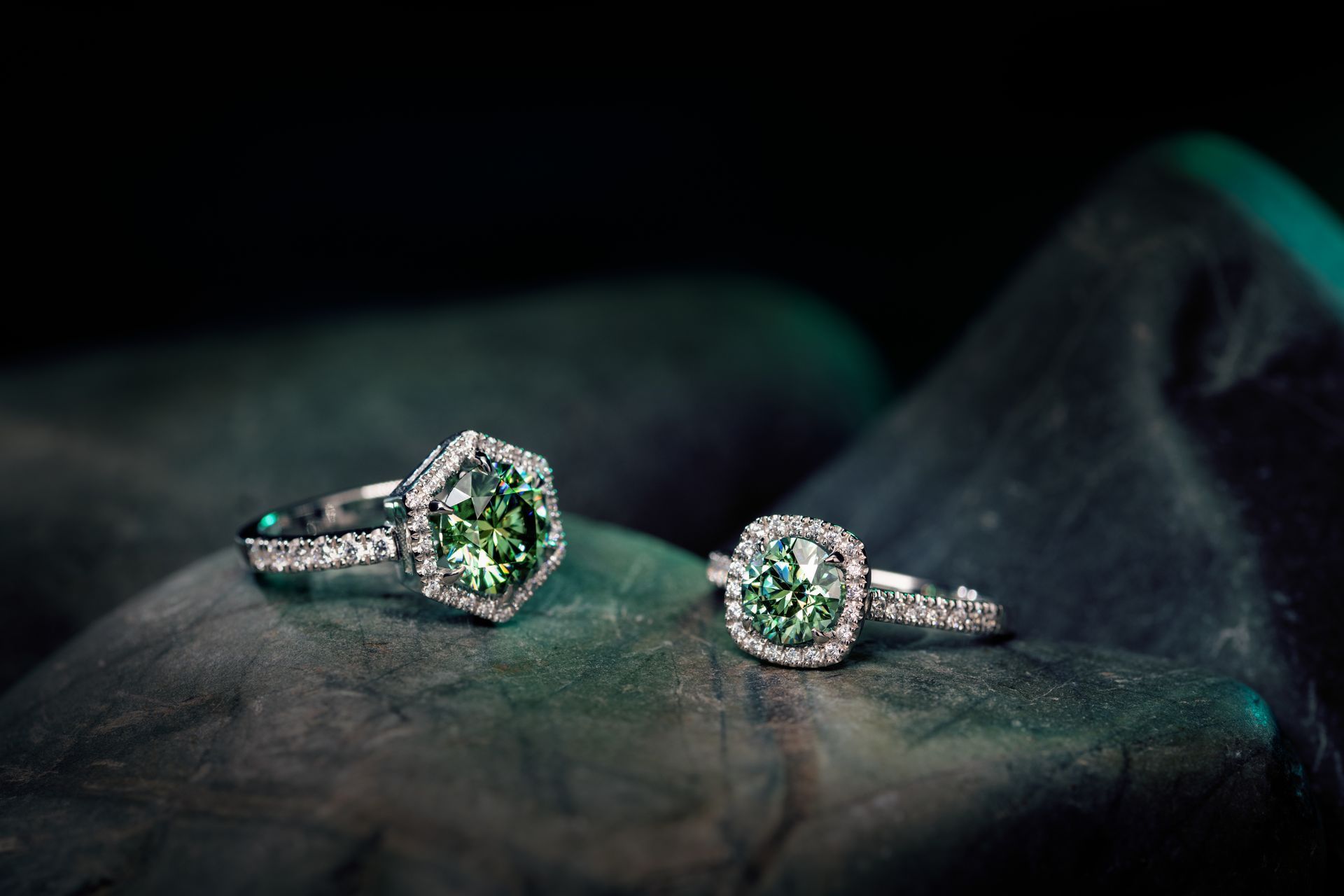 2 bagues avec rubis et diamants.