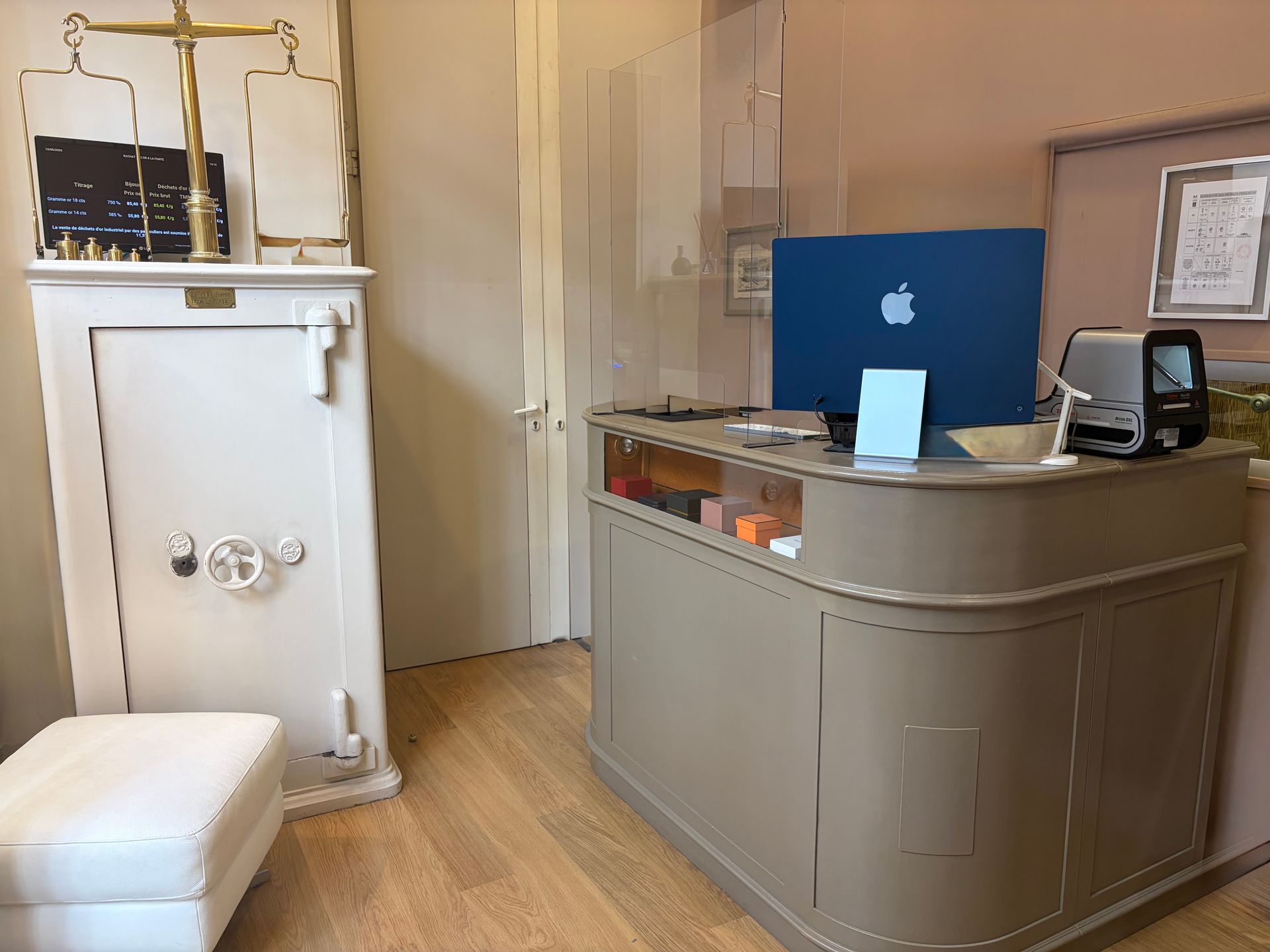 Dans un petit hall d'entrée, une réception équipée d'un ordinateur et d'un lecteur de cartes jouxte un coffre-fort blanc. On y trouve également un comptoir d'accueil avec un ordinateur et un lecteur de cartes, ainsi qu'un coffre-fort blanc.