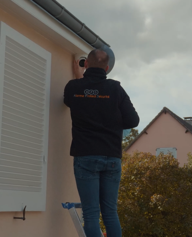 Un homme installe une caméra