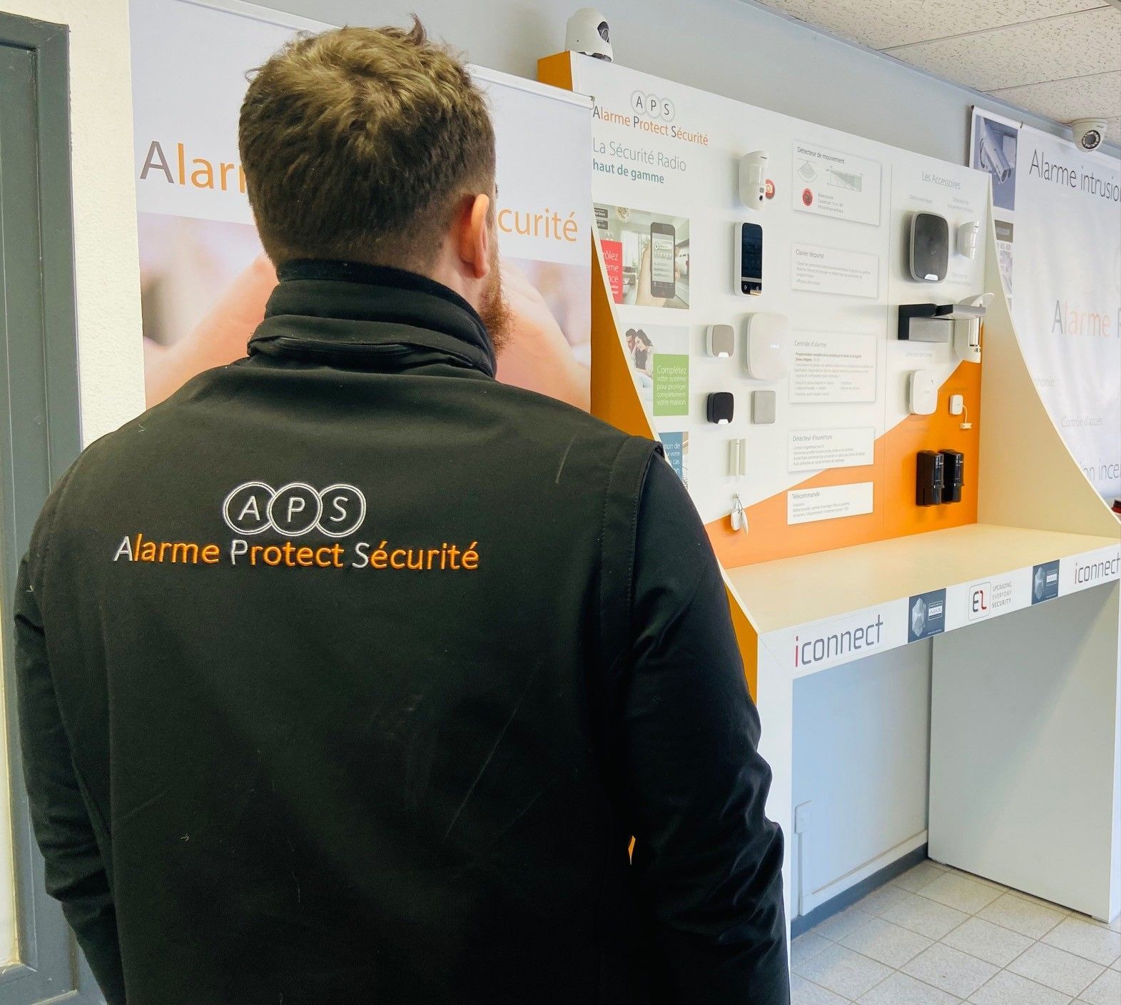 Un homme installe un dispositif de télésurveillance