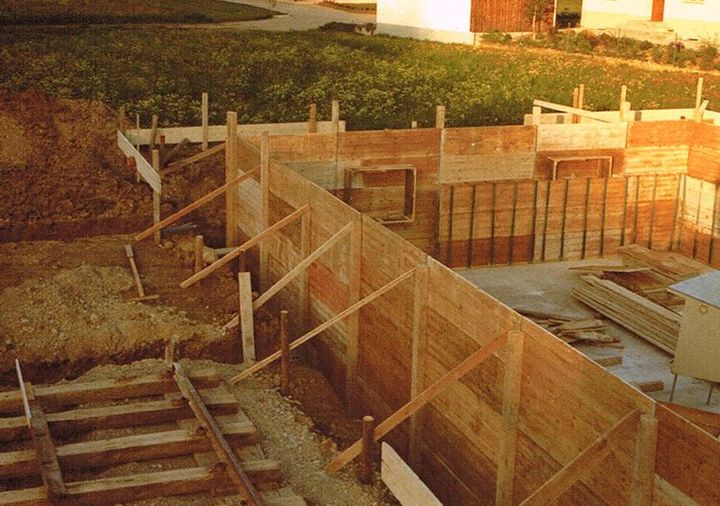 ein hölzerner Zaun steht auf einer Baustelle
