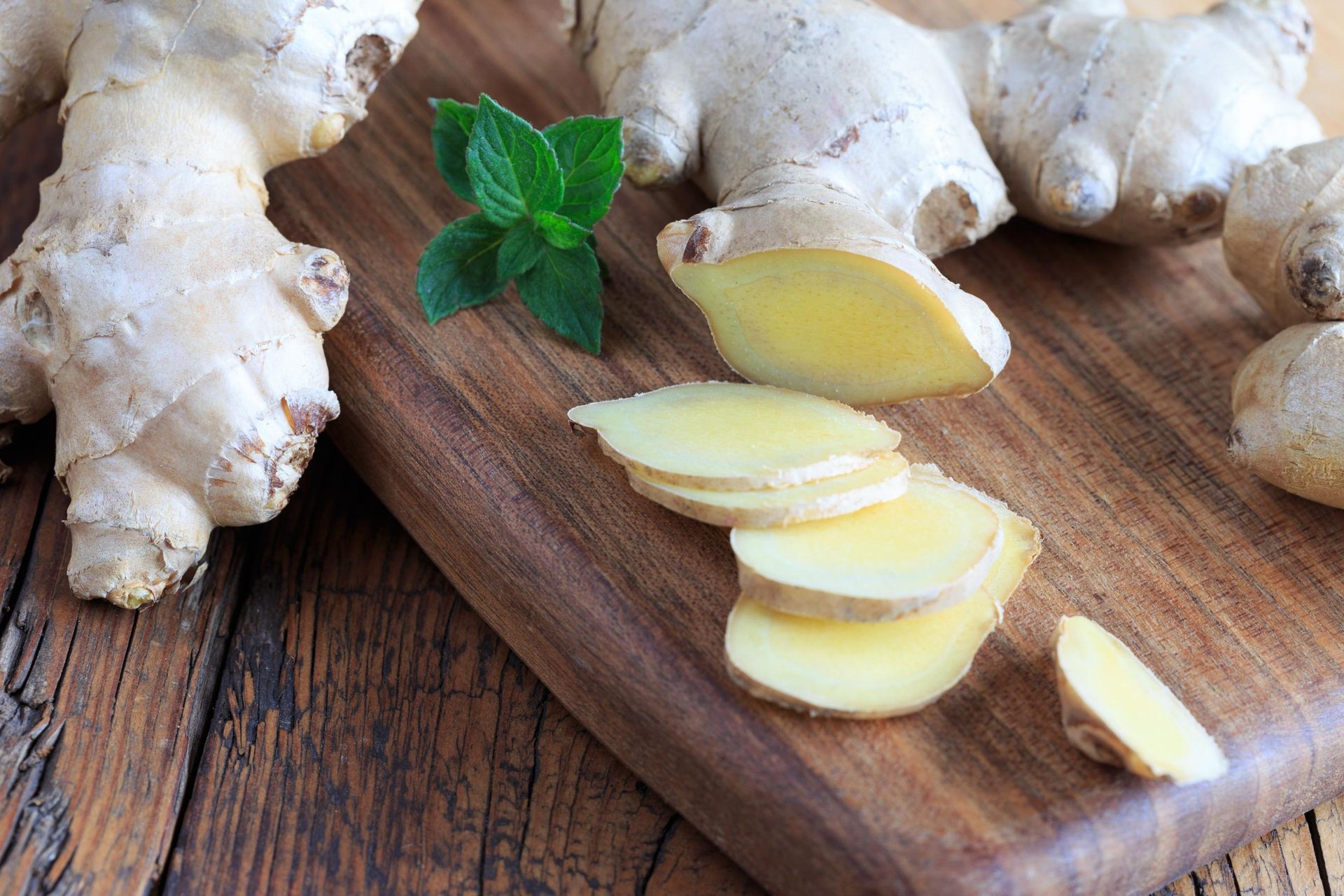 Ansammlungen gelber und grüner Coronavirus-Partikel vor einem blauen und violetten Hintergrund.