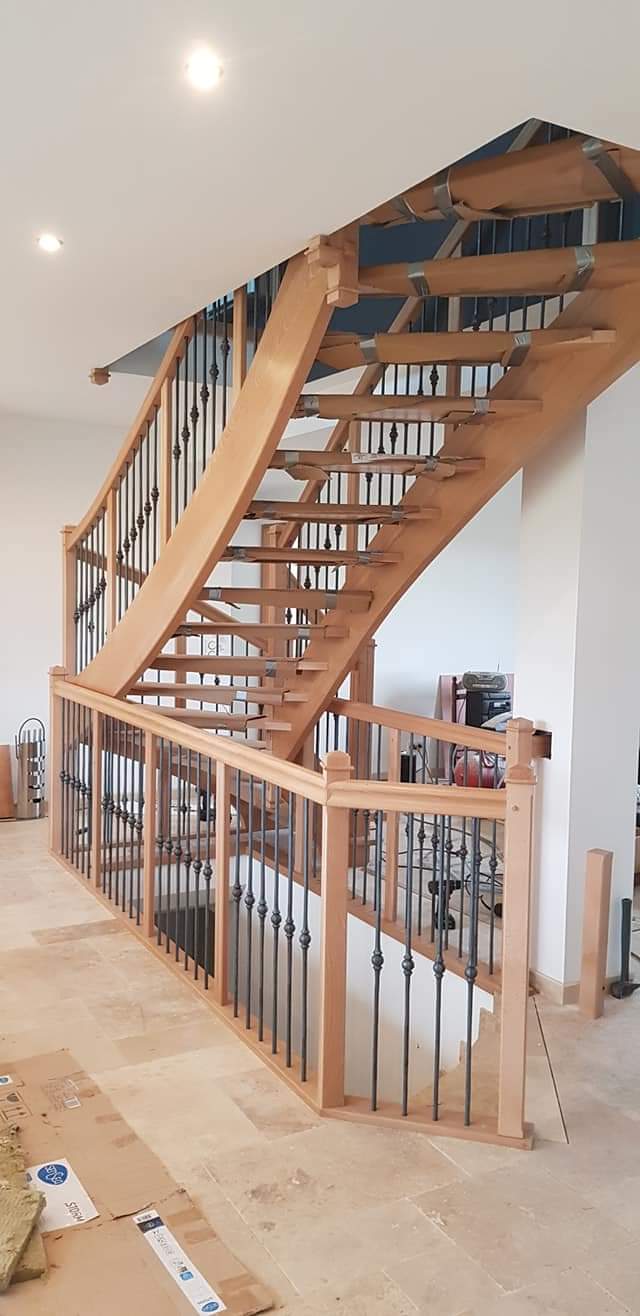 Escalier en bois clair avec garde-corps