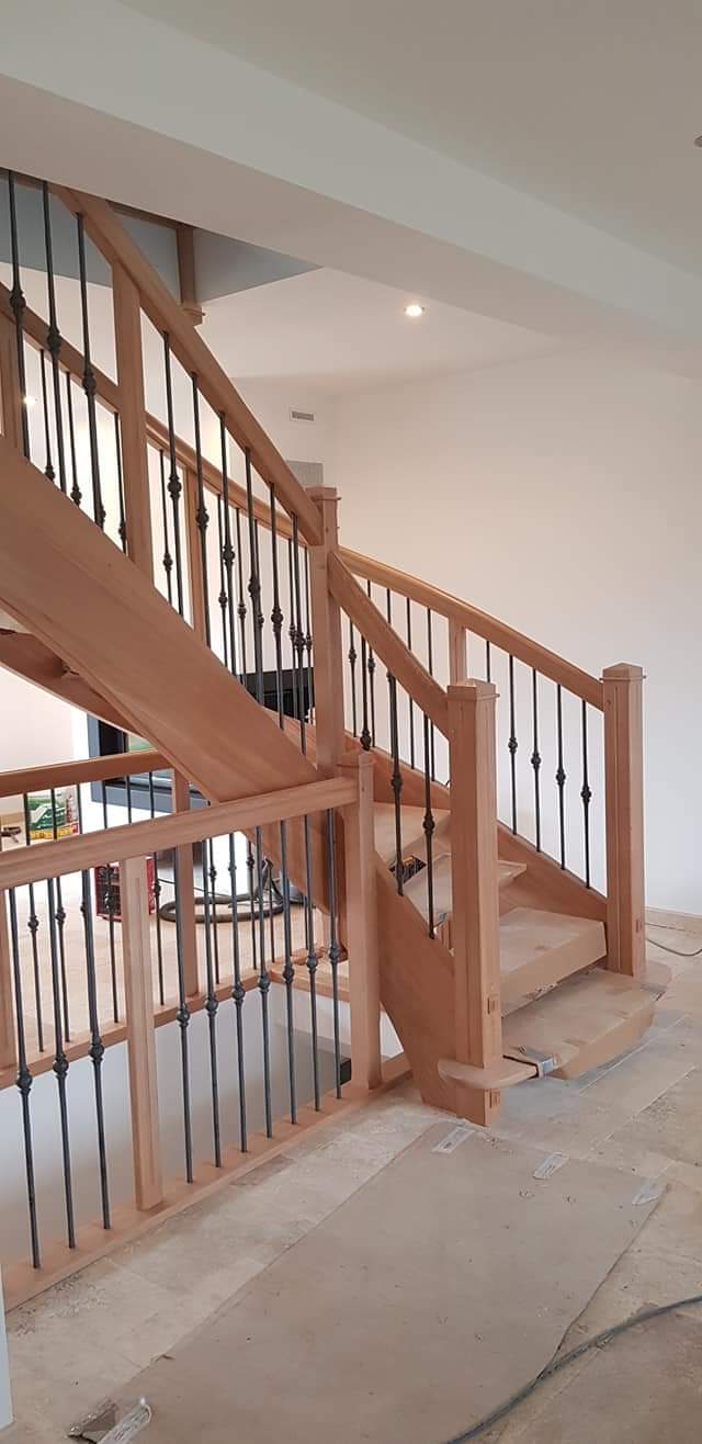 Installation d'escalier en bois clair