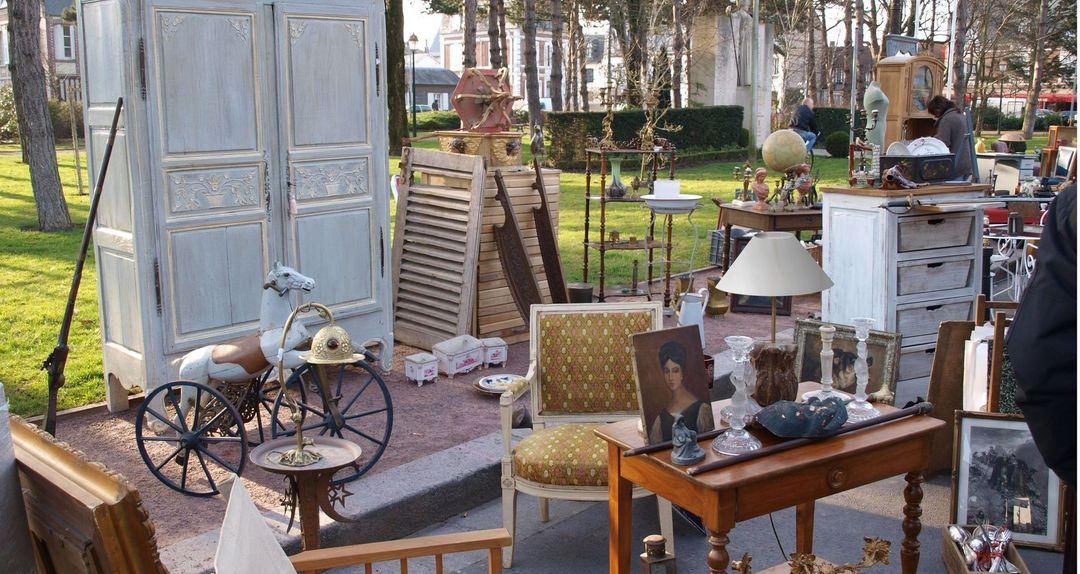 Une brocante de vieilles affaires