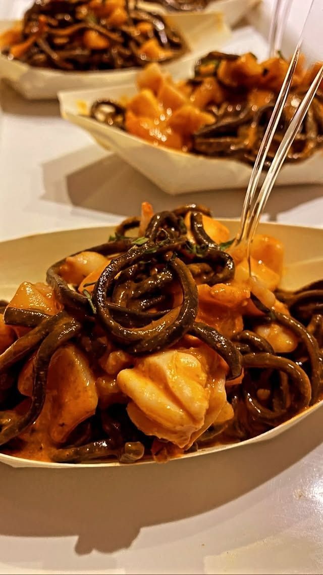 Un primer plano de un plato de comida con un tenedor sobre una mesa.