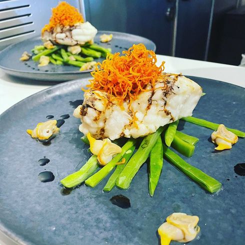 Un primer plano de un plato de comida sobre una mesa.