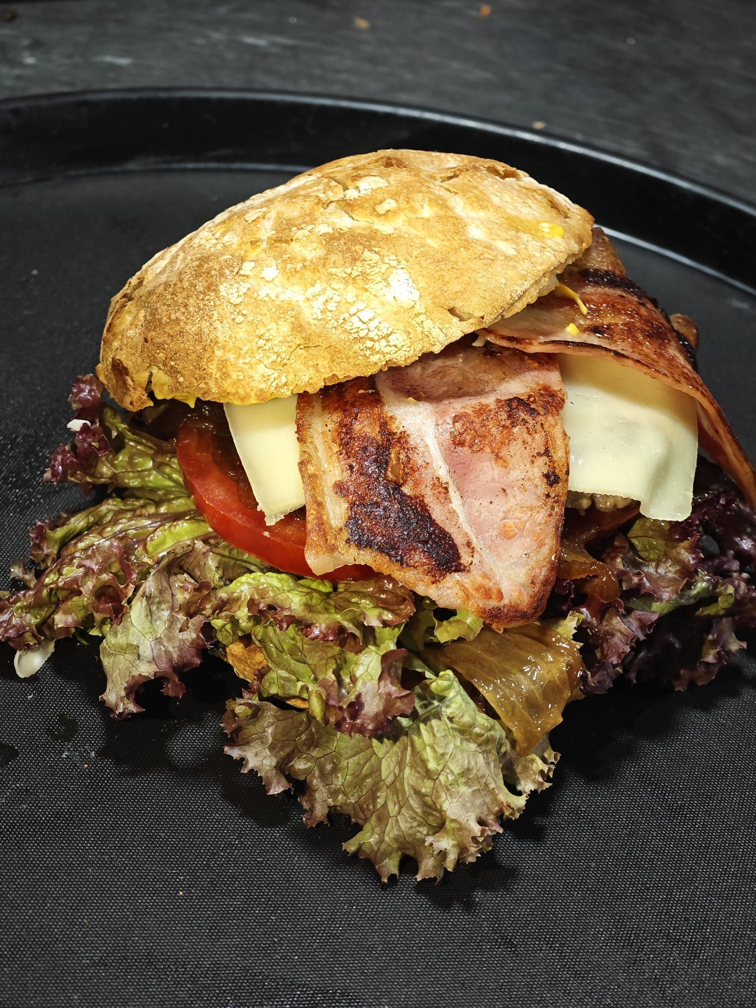 Una persona sostiene una bandeja de cucharas llenas de comida.