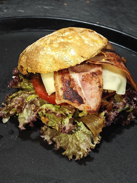 Una persona sostiene una bandeja de cucharas llenas de comida.