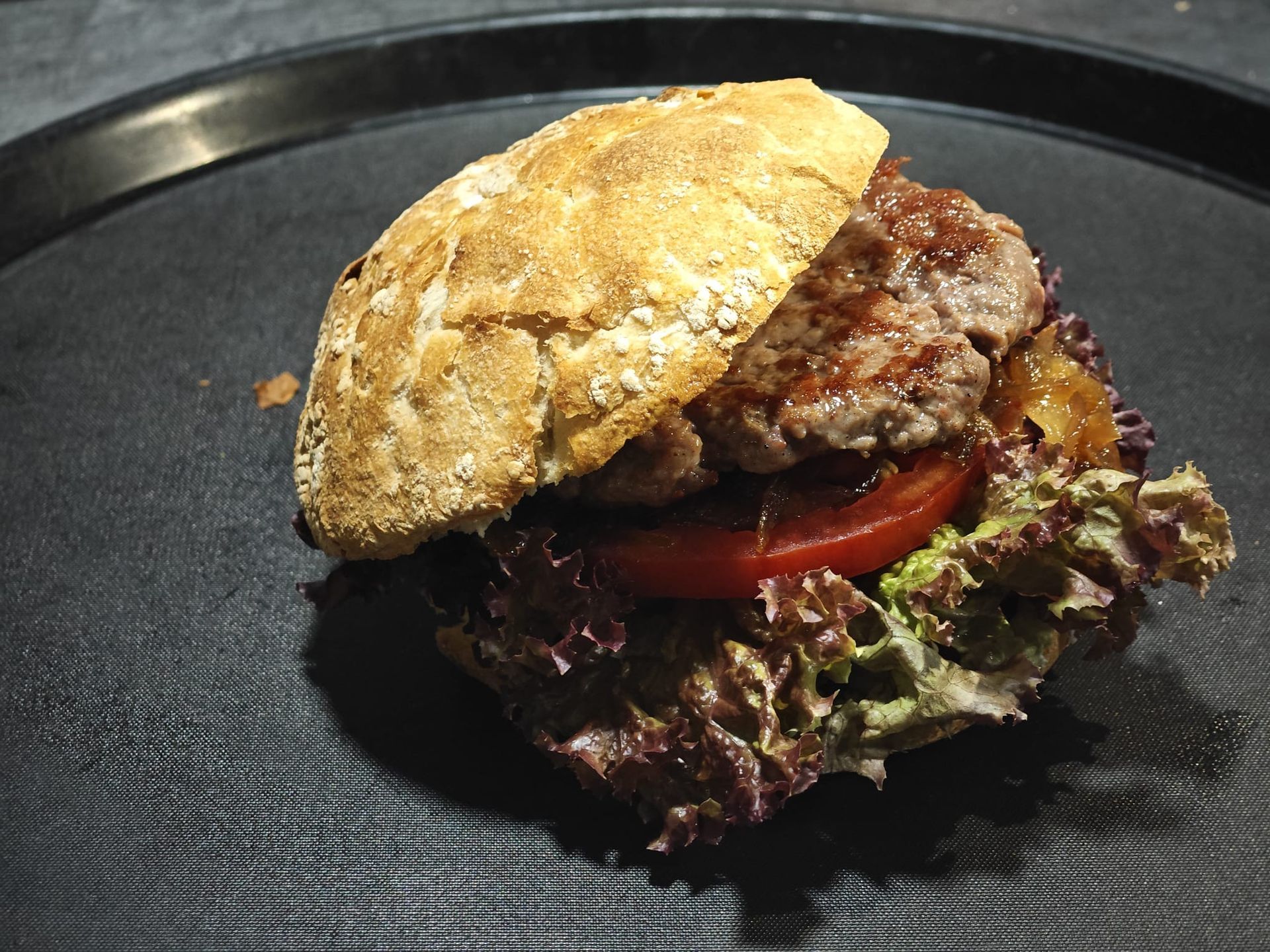 Una mesa con platos de mariscos, incluyendo langostas y pescado.