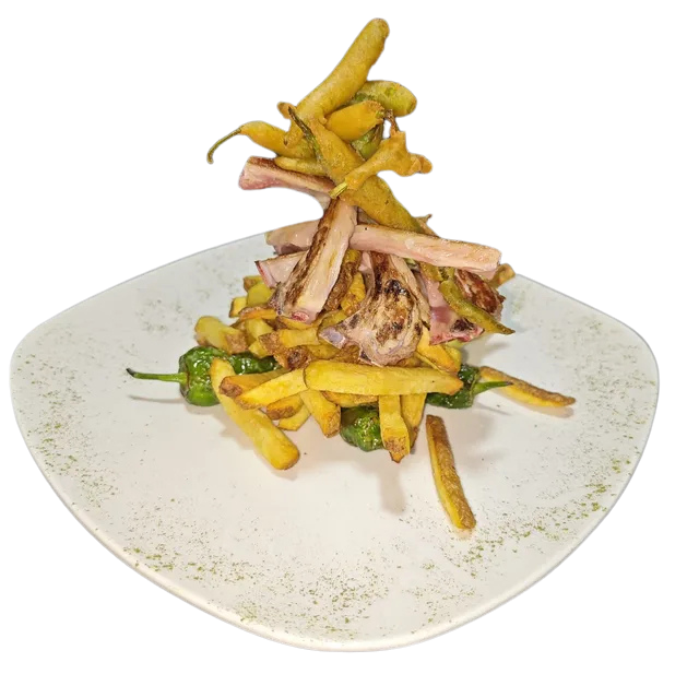 Una tabla de cortar de madera cubierta con queso en rodajas, uvas, moras y nueces.