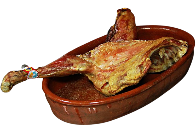 Una tabla de cortar de madera cubierta con queso en rodajas, uvas, moras y nueces.