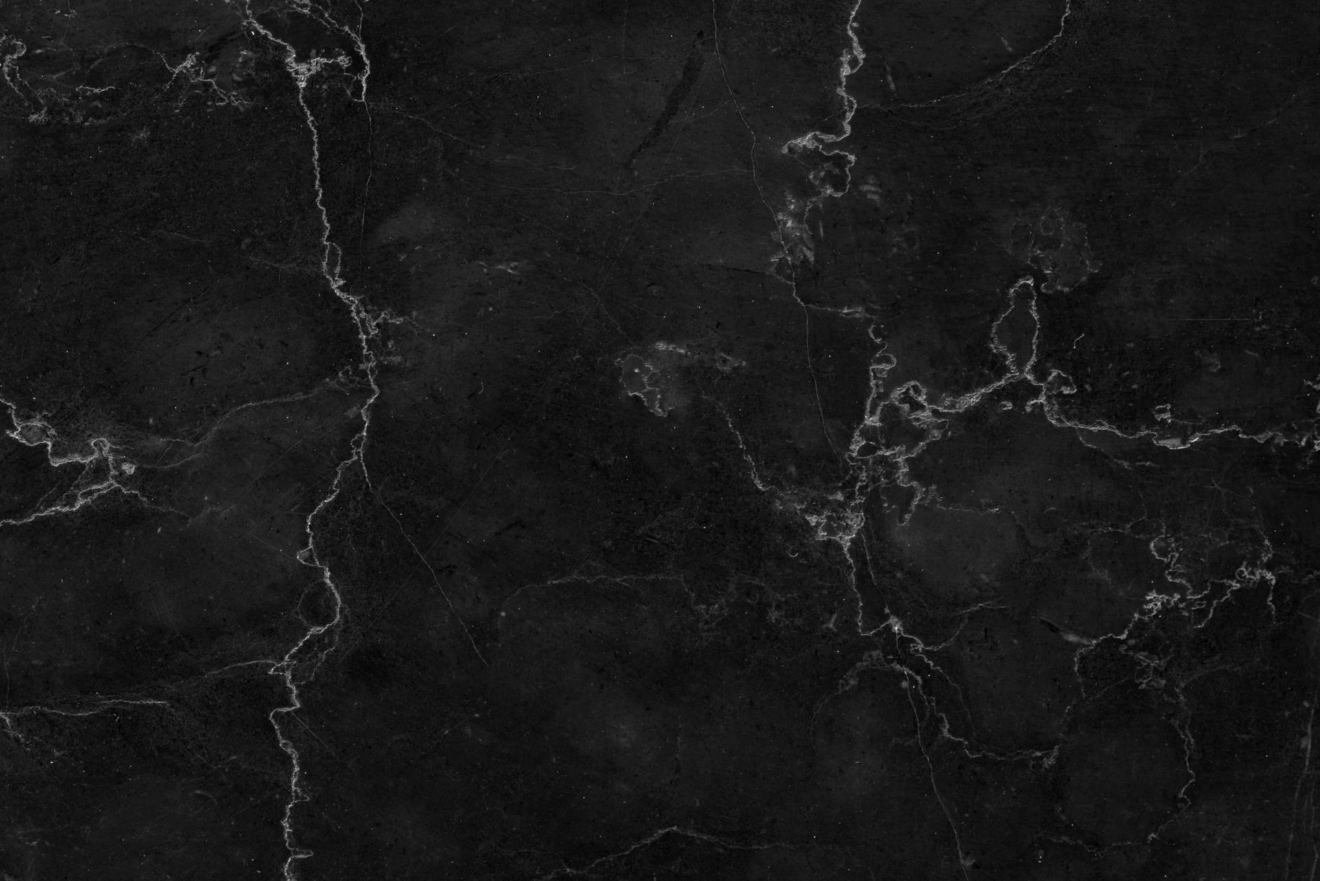 Un sol en marbre noir