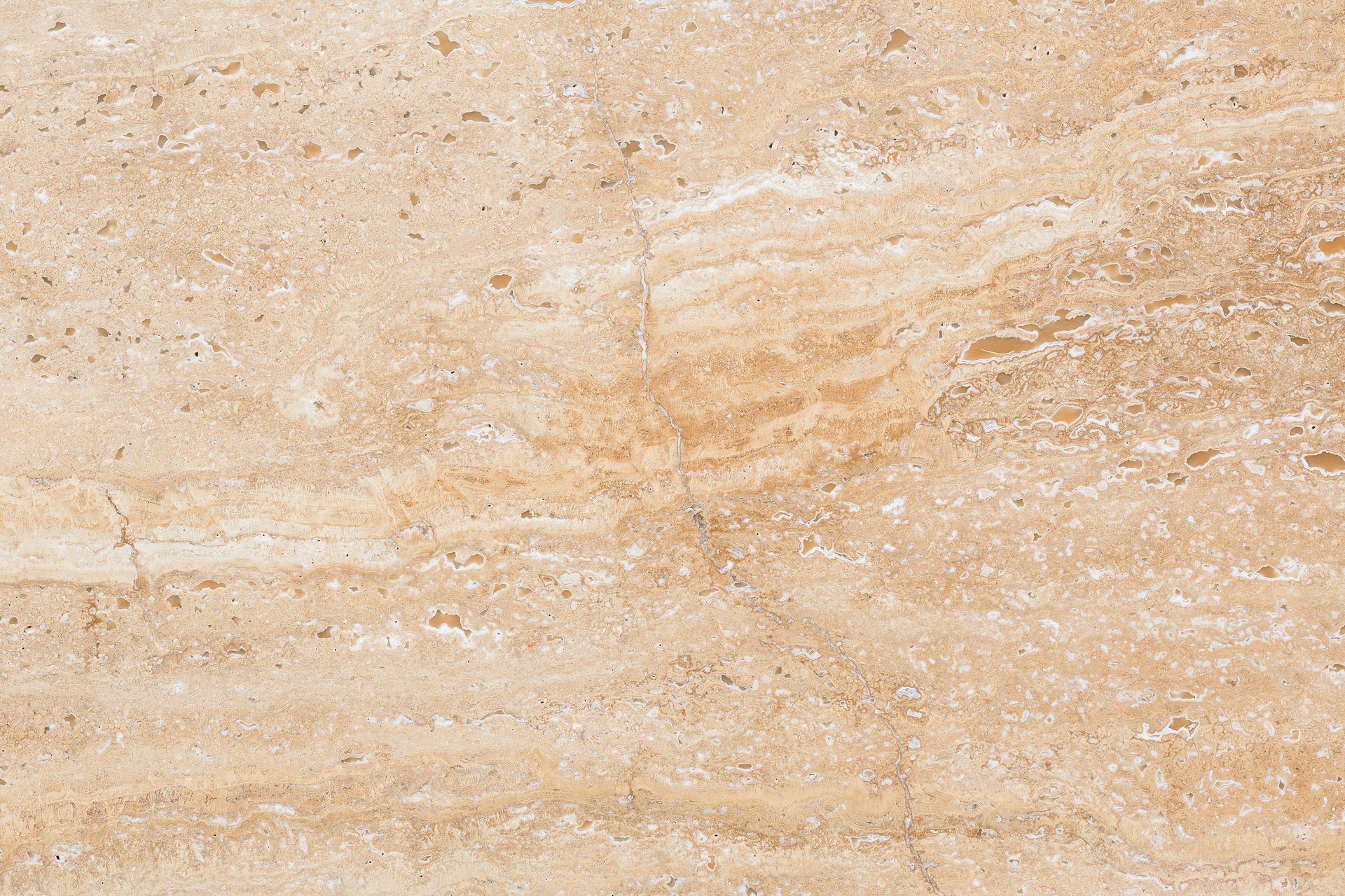 Surface en pierre de marbre beige avec des veinures et une texture ondulées subtiles