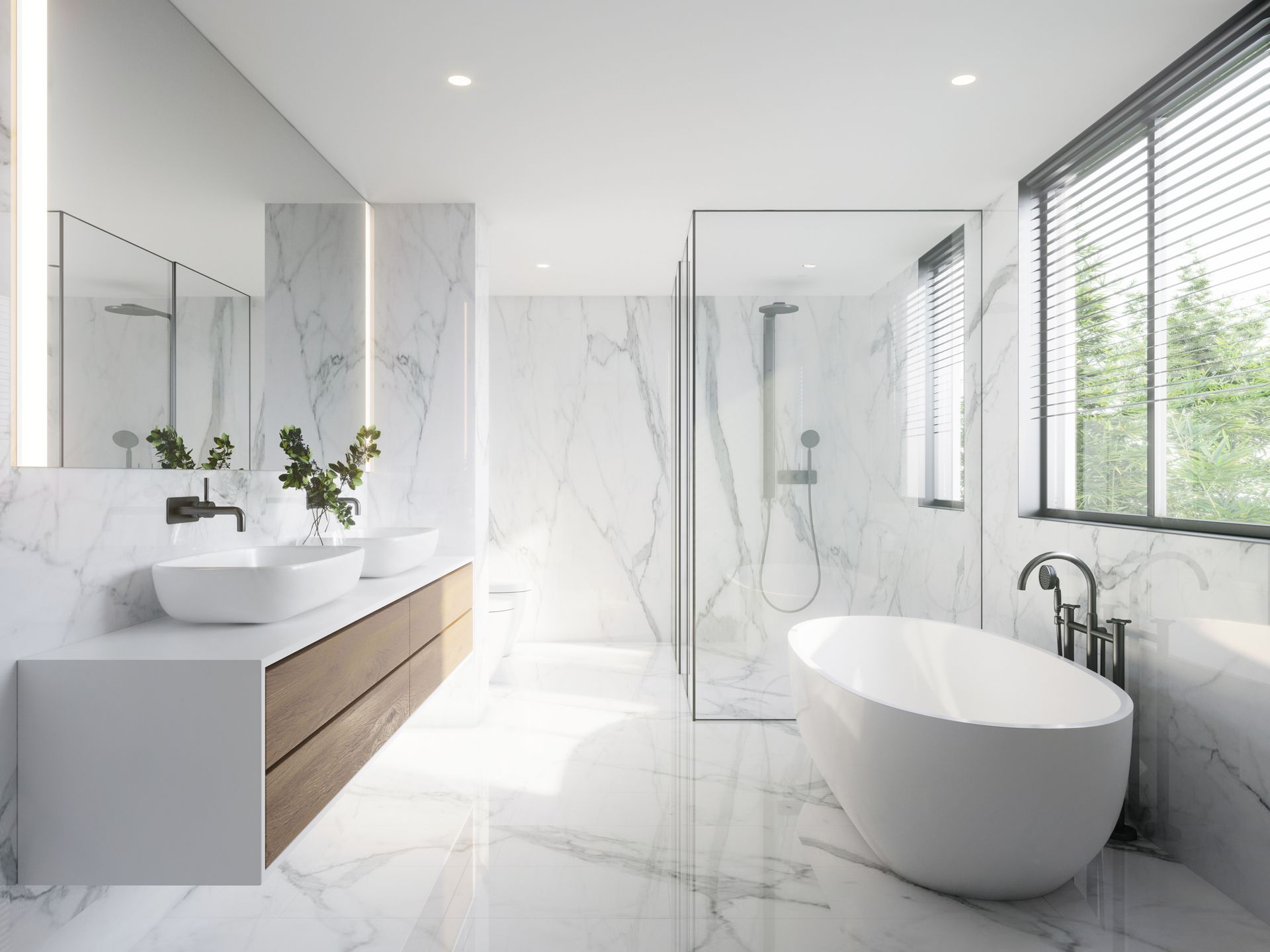 Salle de bains moderne et lumineuse avec murs en marbre, douche en verre, double vasque et baignoire îlot près d'une fenêtre.