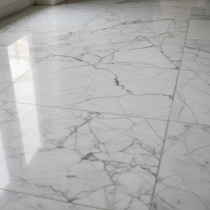 Texture de marbre blanc et gris avec des veinures subtiles