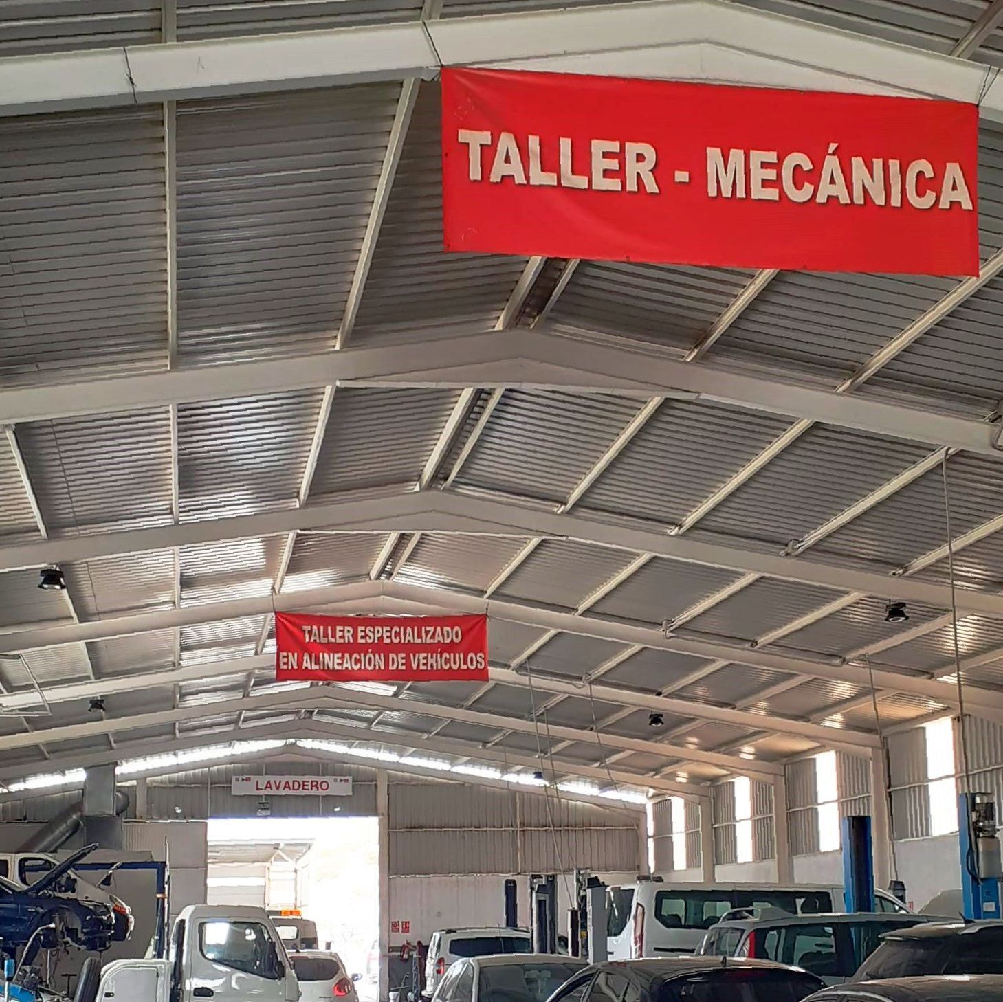 Grúa con maquinaria pesada