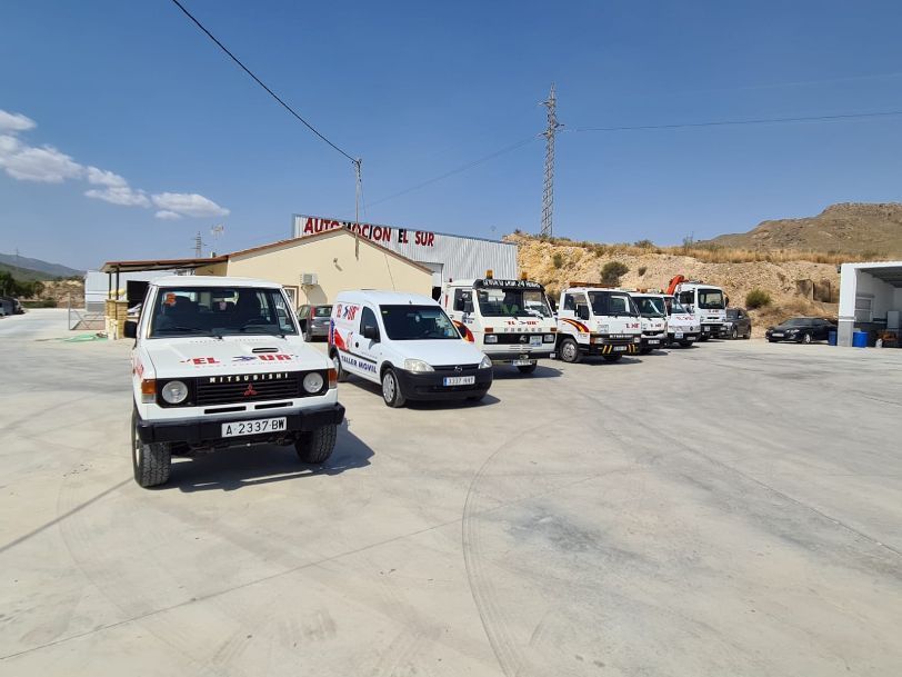 Grúas Automoción El Sur. Servicio de Grúas 24 Horas. exterior de fachada con vehículos