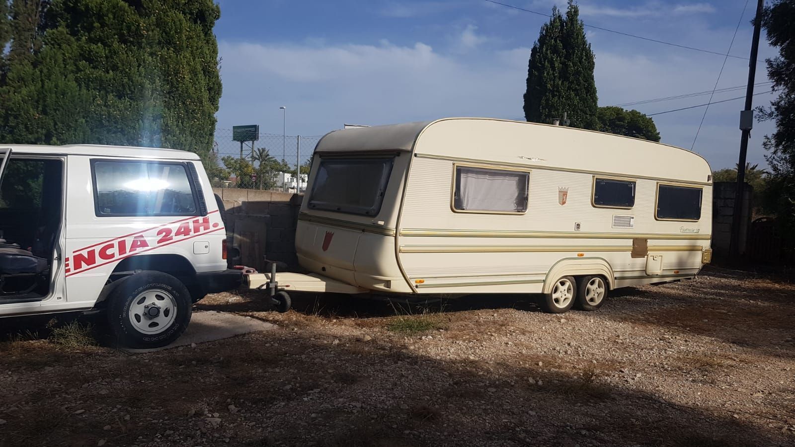 Pluma levantando vehículo