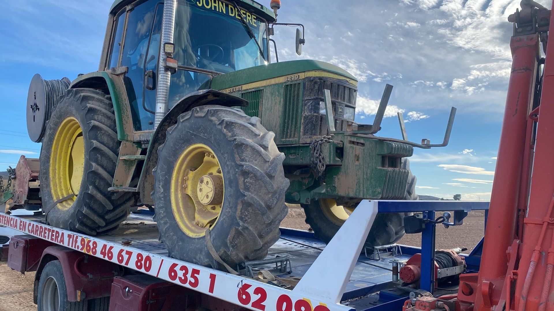 Pluma levantando vehículo