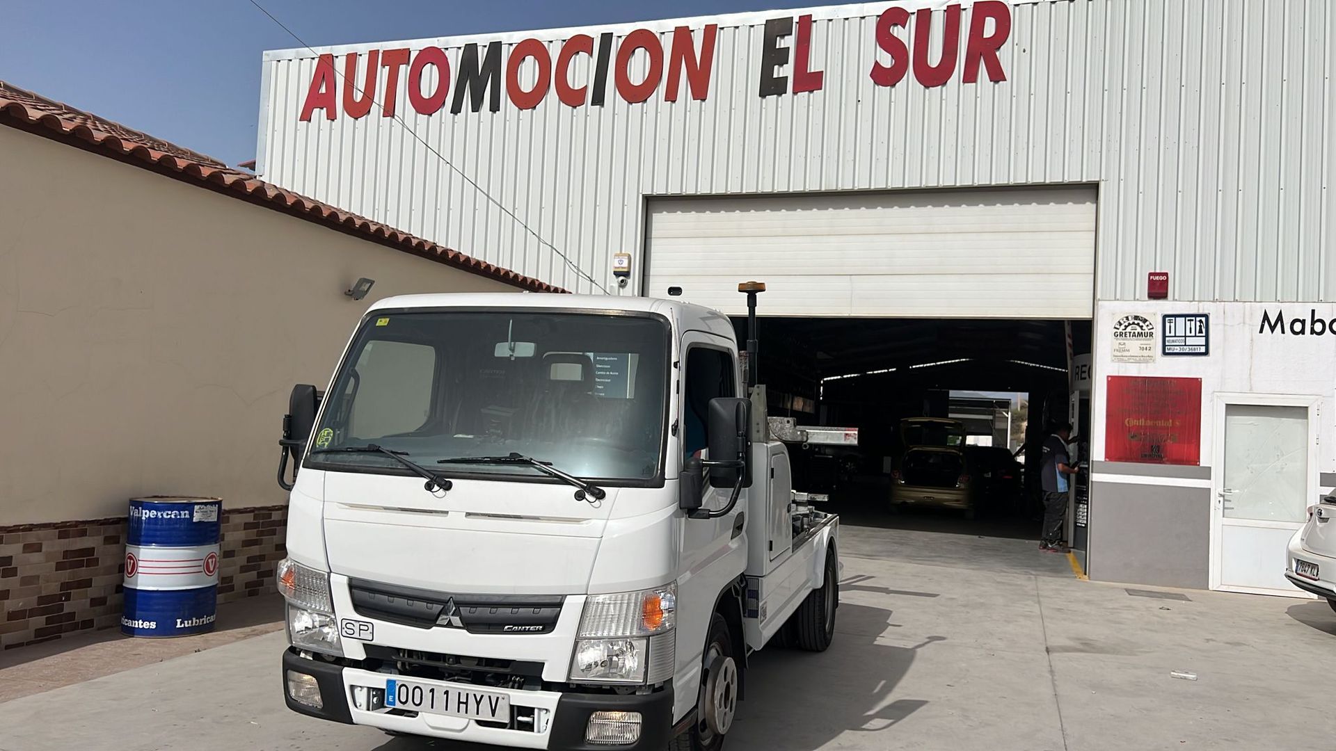 Camioneta blanca estacionada frente a cochera