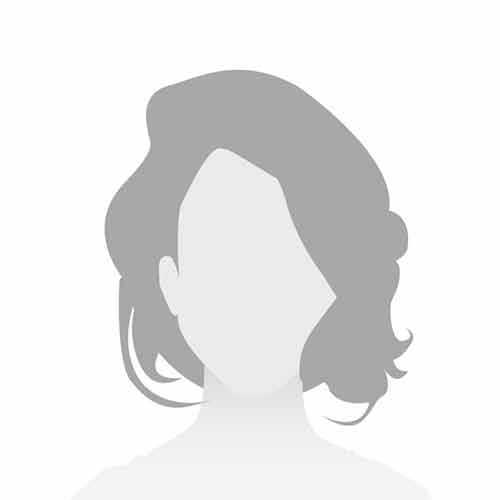 Eine Silhouette einer Frau ohne Gesicht auf weißem Hintergrund.