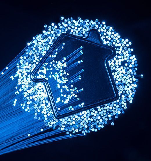 Ein Haus ist von blauen Glasfasern umgeben
