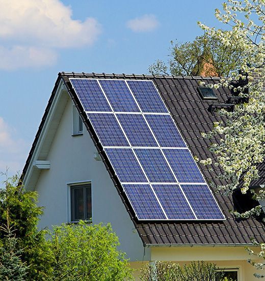 Ein Haus mit vielen Sonnenkollektoren auf dem Dach