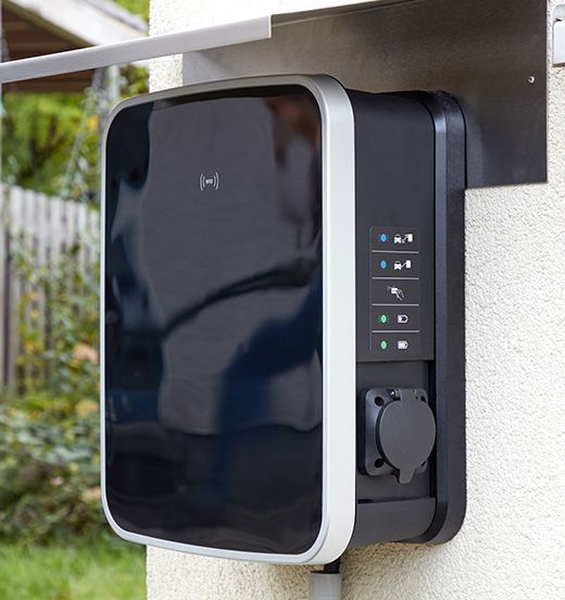 Ein schwarz-silbernes Gerät an einer Wand, auf dem „i“ steht