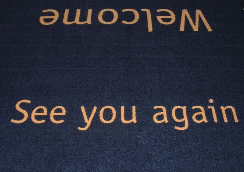 Sonderanfertigung Coral-Logo für den Haupteingang der Messeverwaltung Düsseldorf