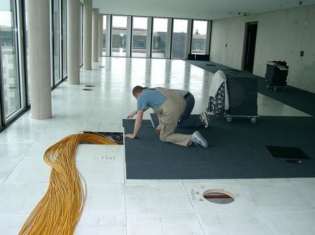 Fliesenverlegung auf Teppichhaft