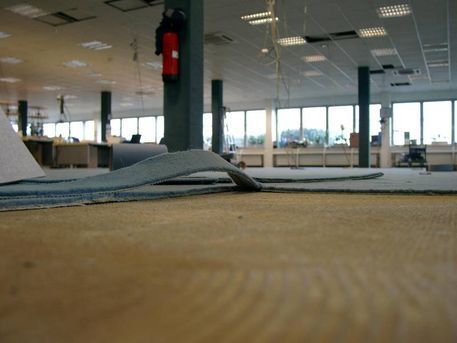 Die Entfernung des Altbelages wird mit einem elektrischen Stripper vorgenommen. Eine horizontal schwingende Stahlklinge dieser Maschine wird unter dem Belag angesetzt und trennt den Teppichboden oder PVC-Belag vom Unterboden.