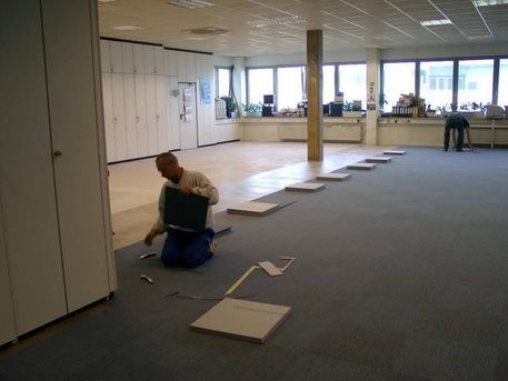 Auf die gespachtelte Fläche wird nach nochmaligem Schleifen eine Anti-Rutsch-Dispersion aufgetragen, die das verschieben der Teppichfliesen verhindert, gleichzeitig aber eine leichte Wiederaufnahme des Belages ermöglicht.