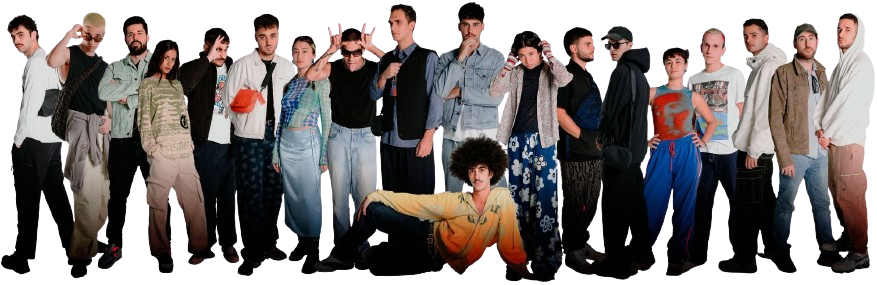 Grupo de personas posando, con atuendos informales variados, de pie juntas.