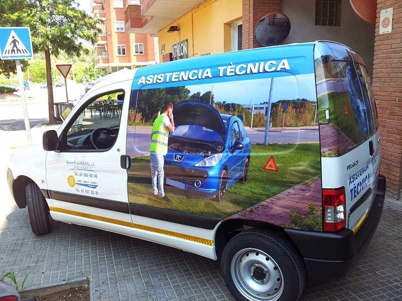 Furgoneta blanca de asistencia técnica con gráficos de servicio en carretera y el texto “ASISTENCIA TÉCNICA”.