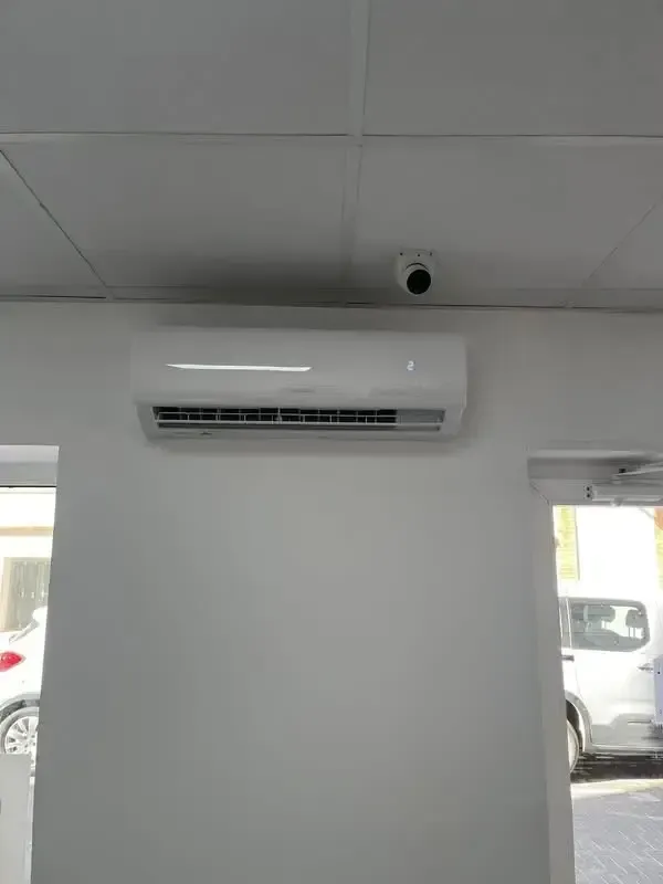 Icono de marcador de posición gris claro con un sol y montañas sobre fondo blanco