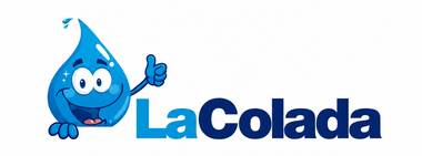 Mascota con forma de gota de agua azul haciendo el gesto de aprobaci&oacute;n con el pulgar junto al logo de LaColada.