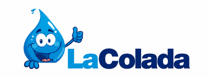 Mascota con forma de gota de agua azul haciendo el gesto de aprobaci&oacute;n con el pulgar junto al logo de LaColada.