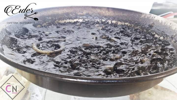 Una sartén llena de líquido negro y un anillo dentro.