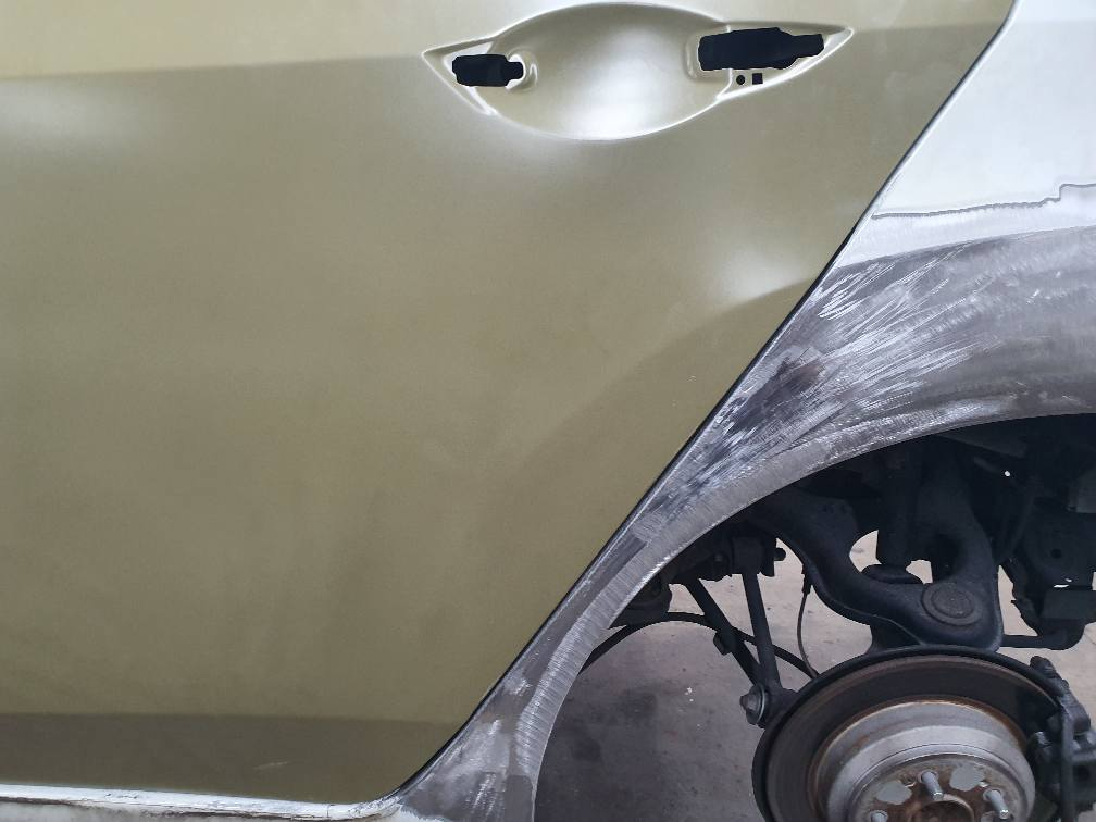 Eine Nahaufnahme des Hinterrads und der Tür eines Autos