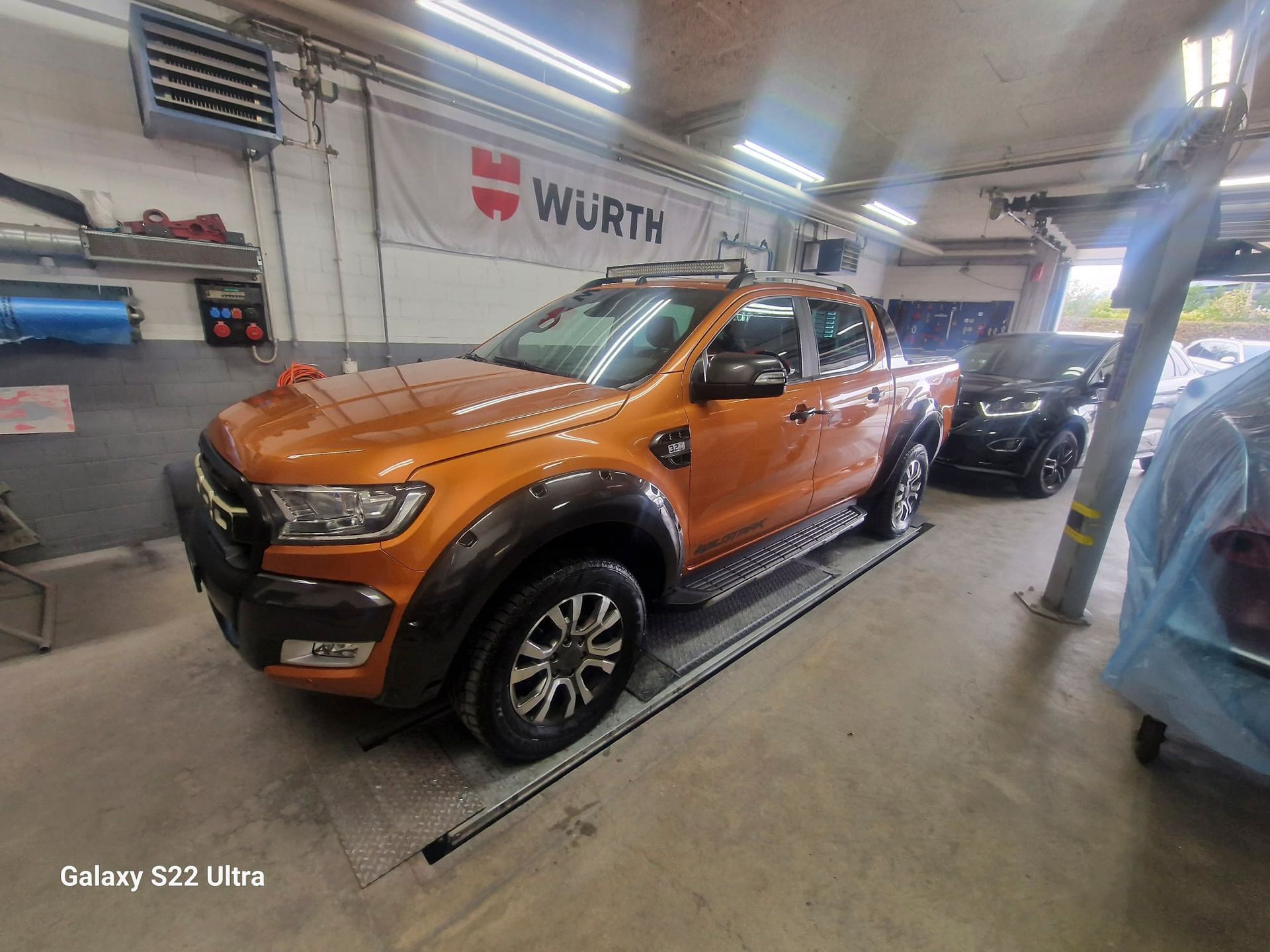 Ein Ford Ranger steht auf einer Hebebühne in einer Garage.