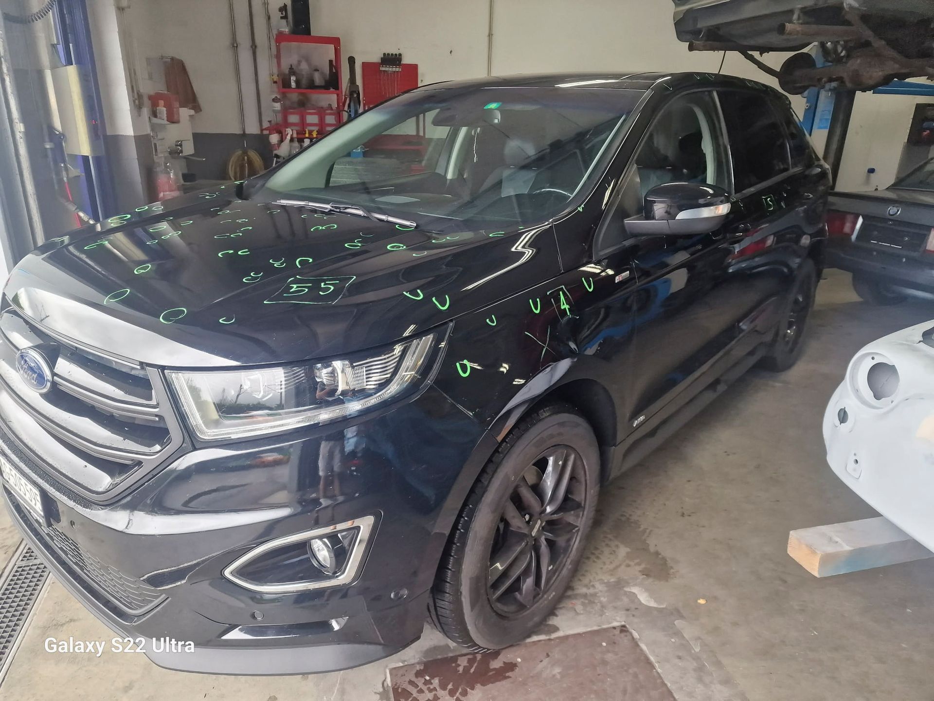 Ein schwarzer Ford Edge steht in einer Garage.