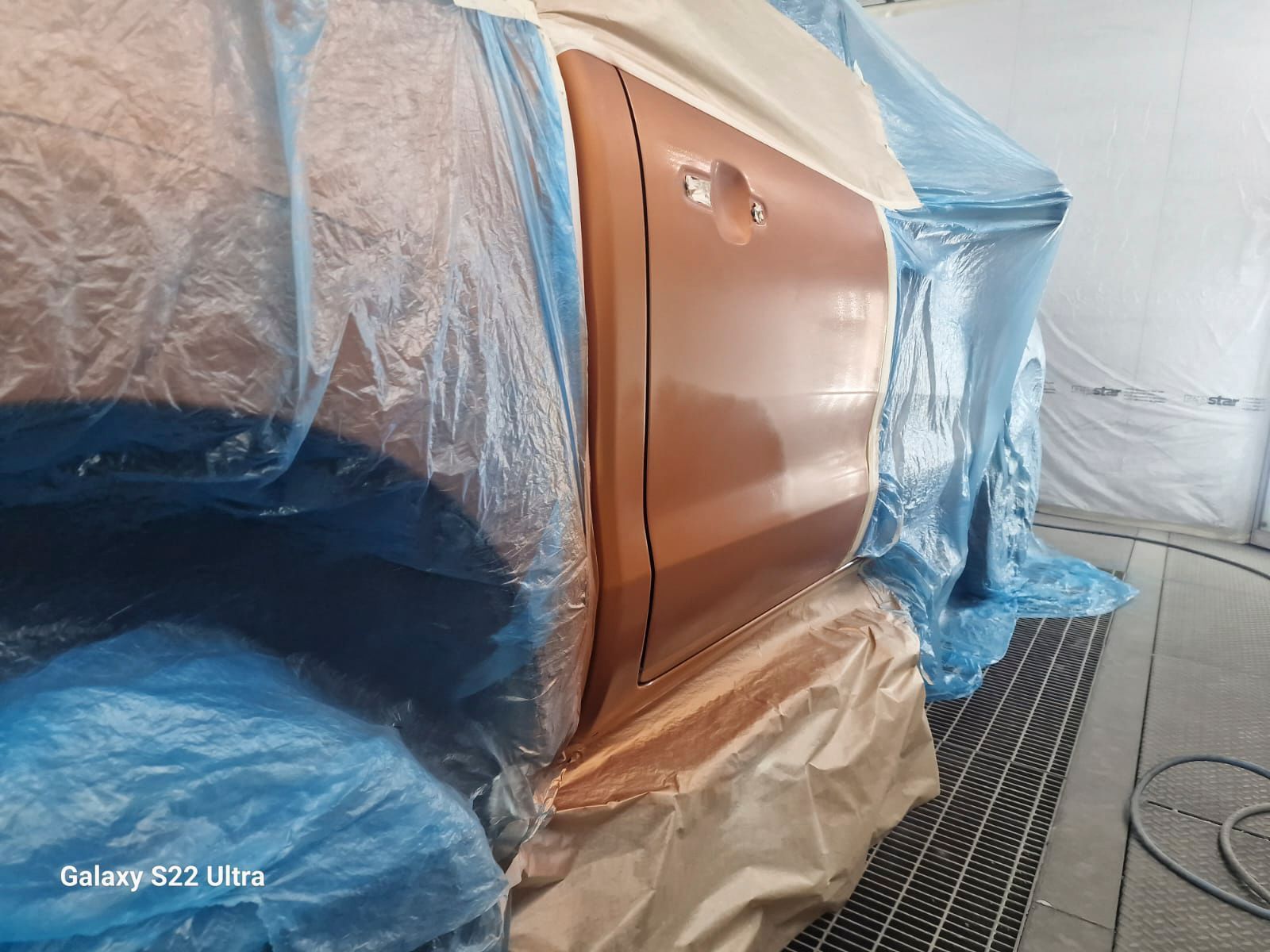 Ein Auto wird mit Folie bespannt und lackiert.