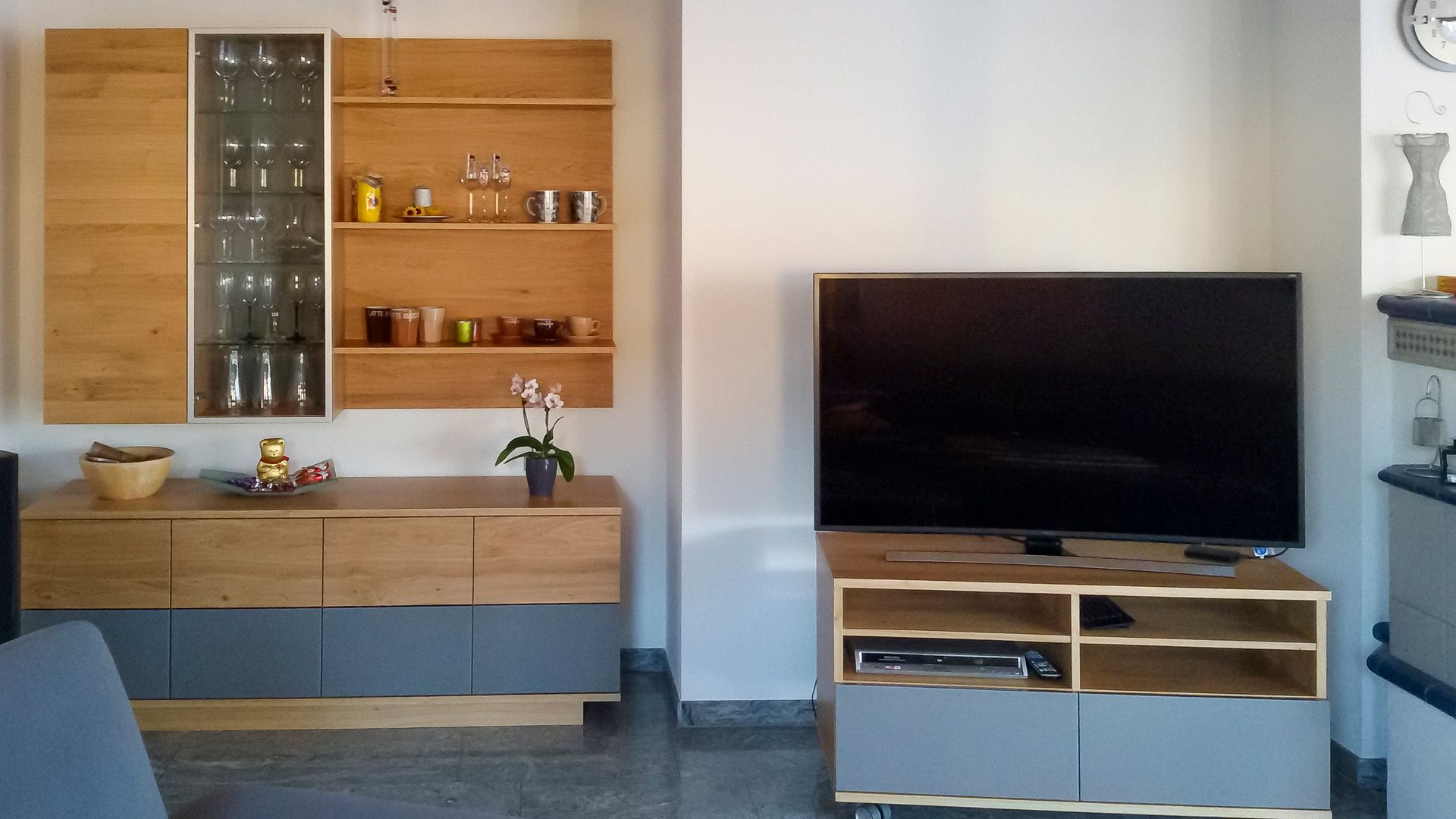 Ein Wohnzimmer mit einem Flachbildfernseher auf einem Ständer