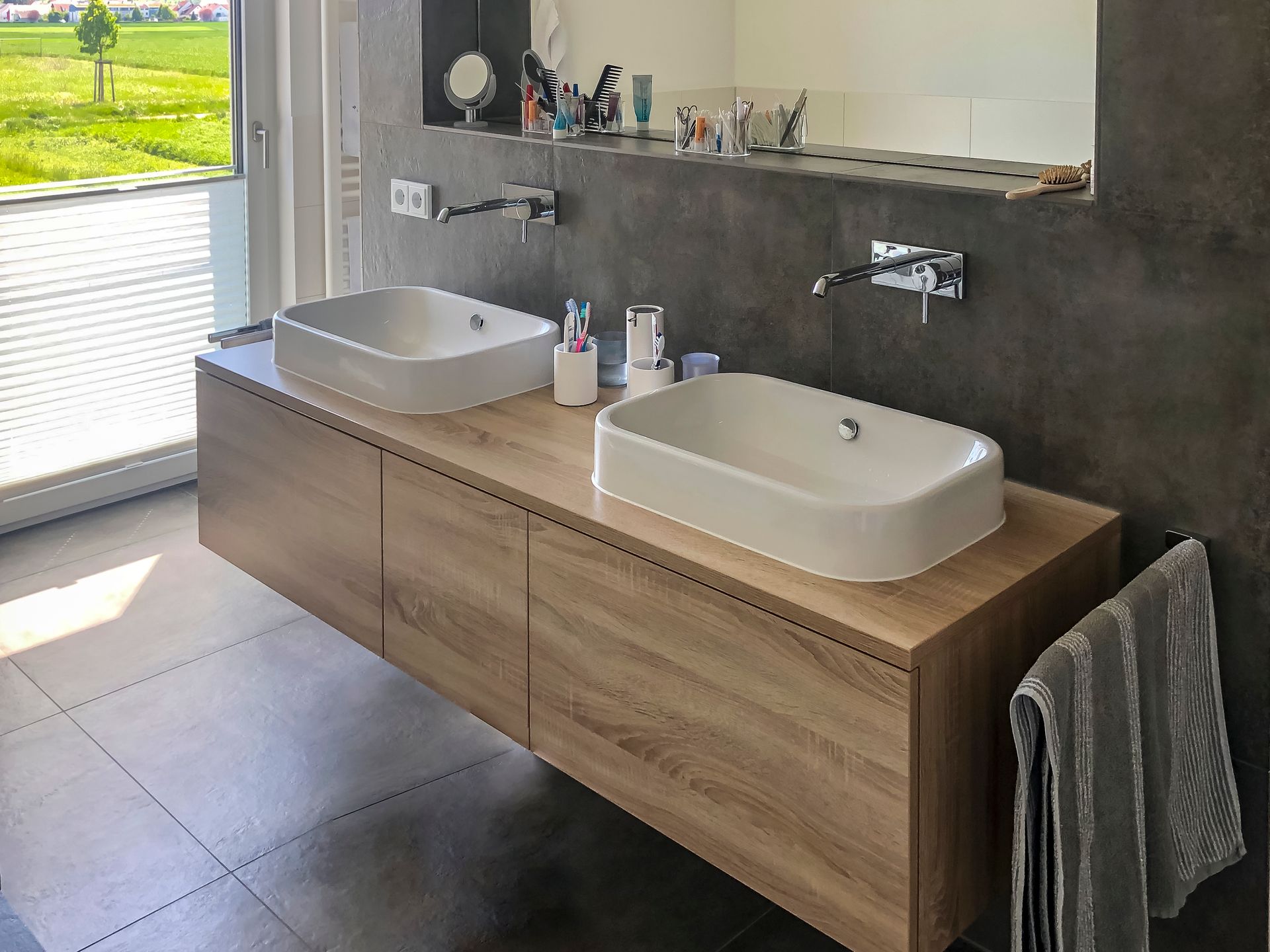 Ein Badezimmer mit zwei Waschbecken und einem Spiegel