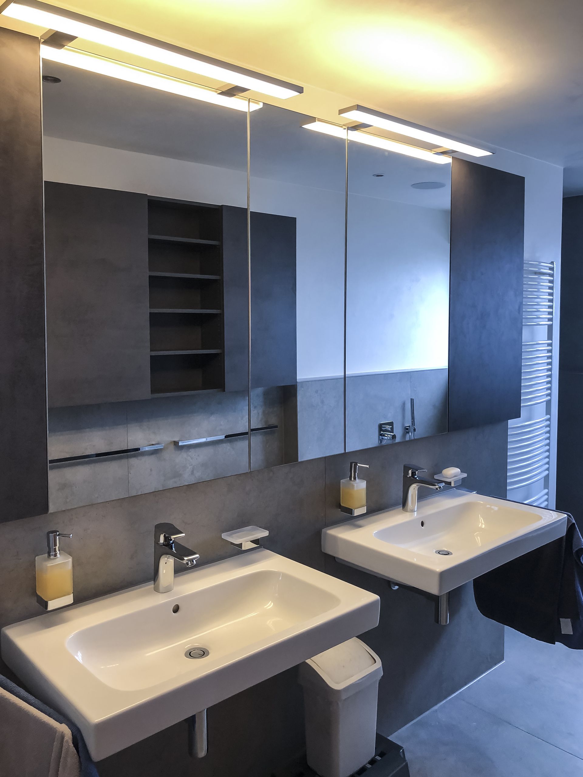 Ein Badezimmer mit zwei Waschbecken und einem Spiegel