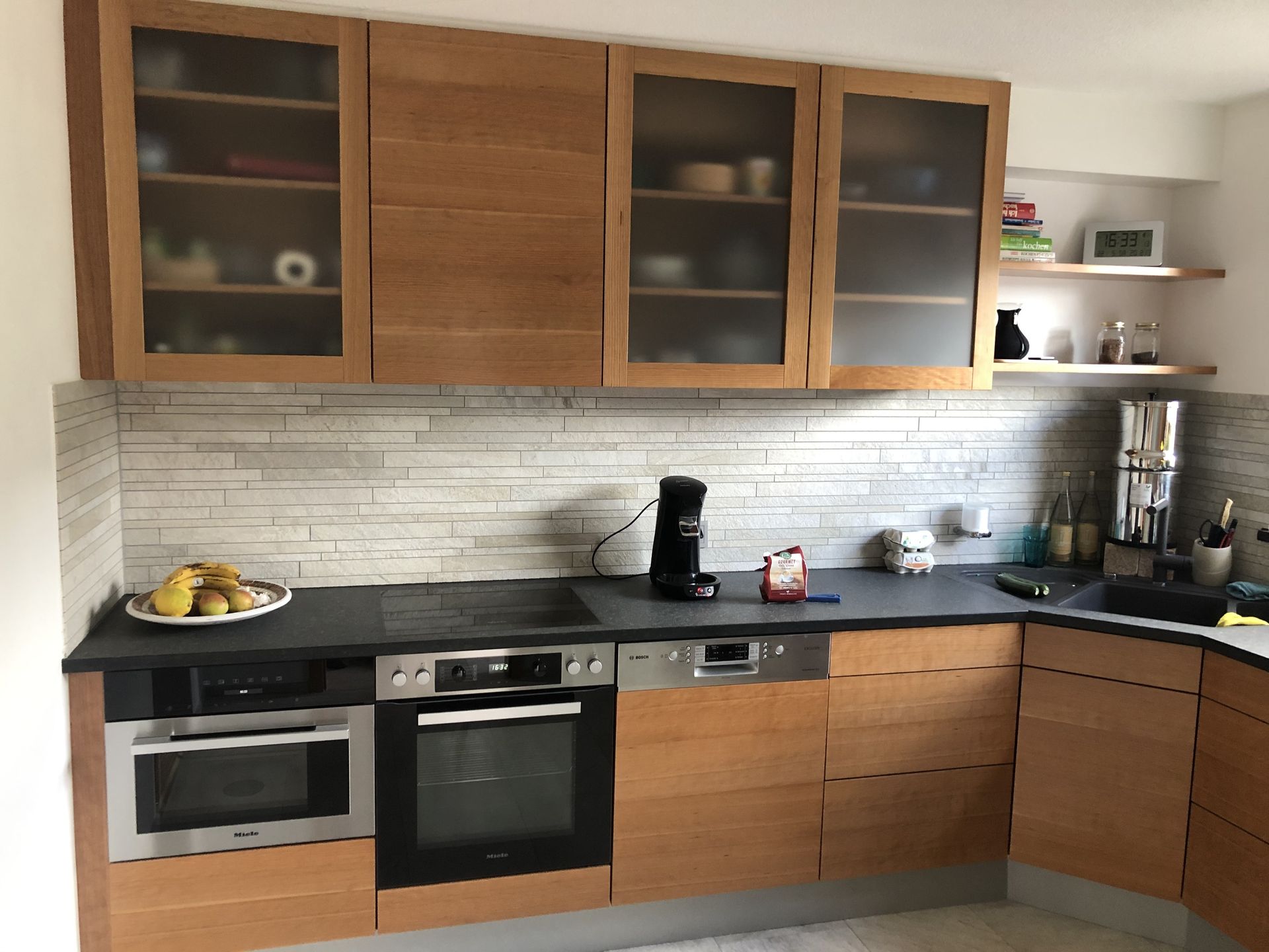 Eine Küche mit Holzschränken und Geräten aus Edelstahl