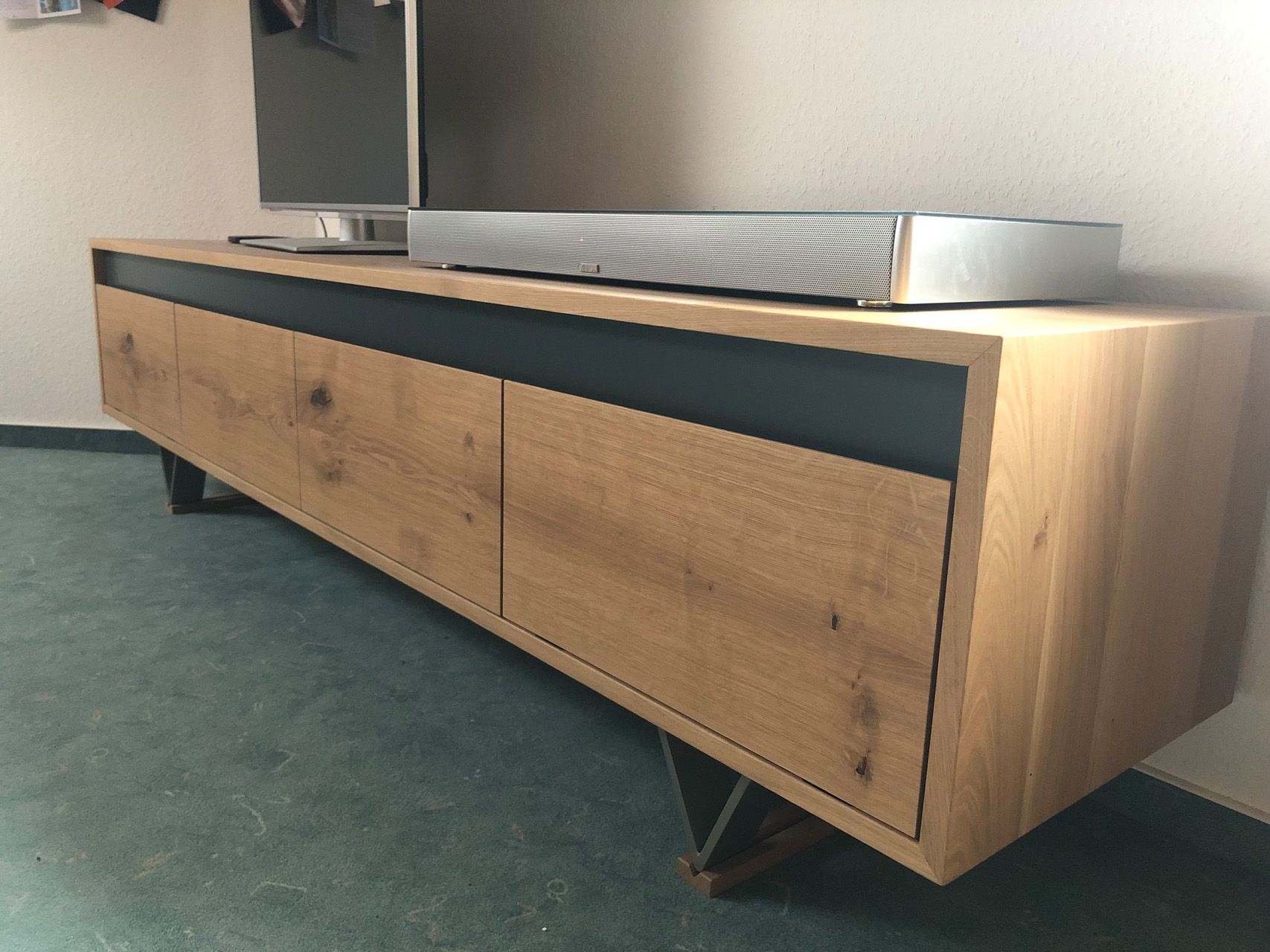 Auf einem hölzernen Entertainment-Center steht ein Fernseher.