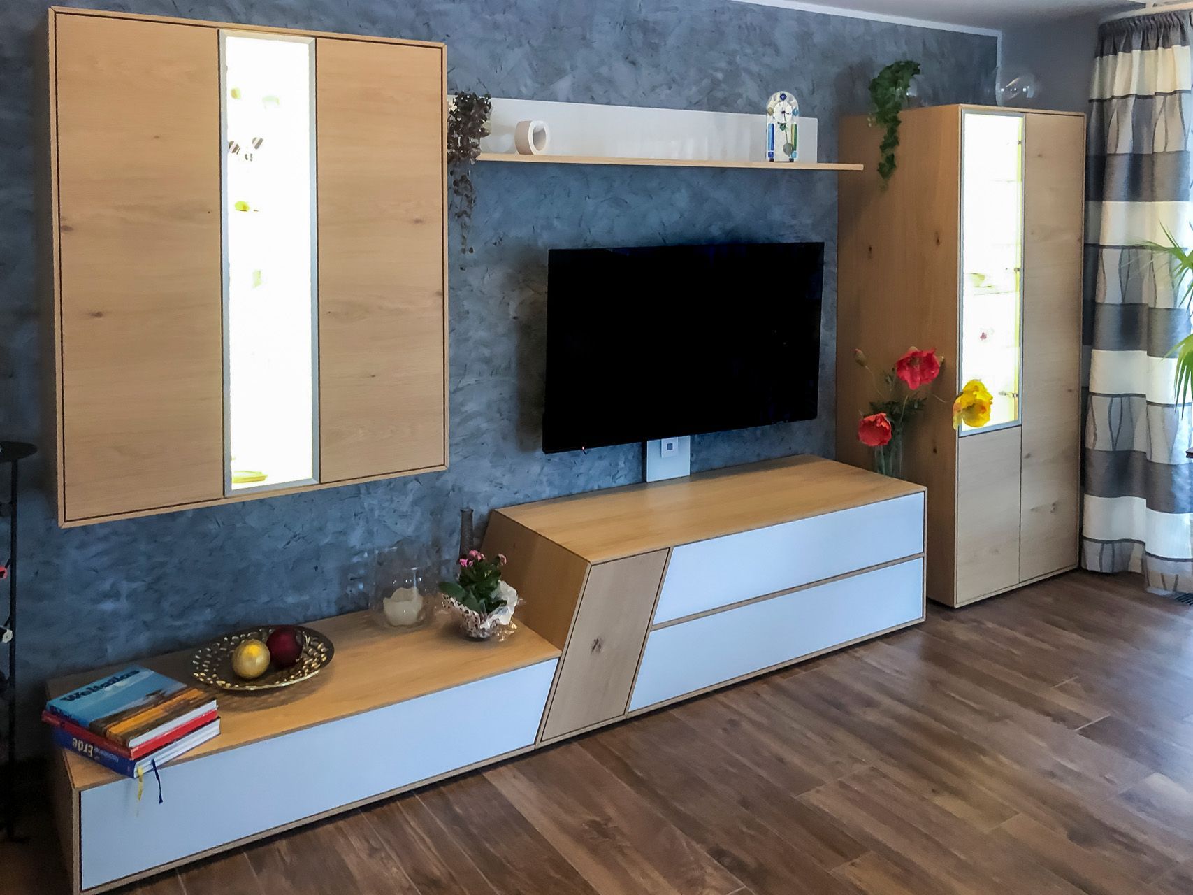 Ein großes Fenster in einem Raum mit Blick auf ein Gebäude.