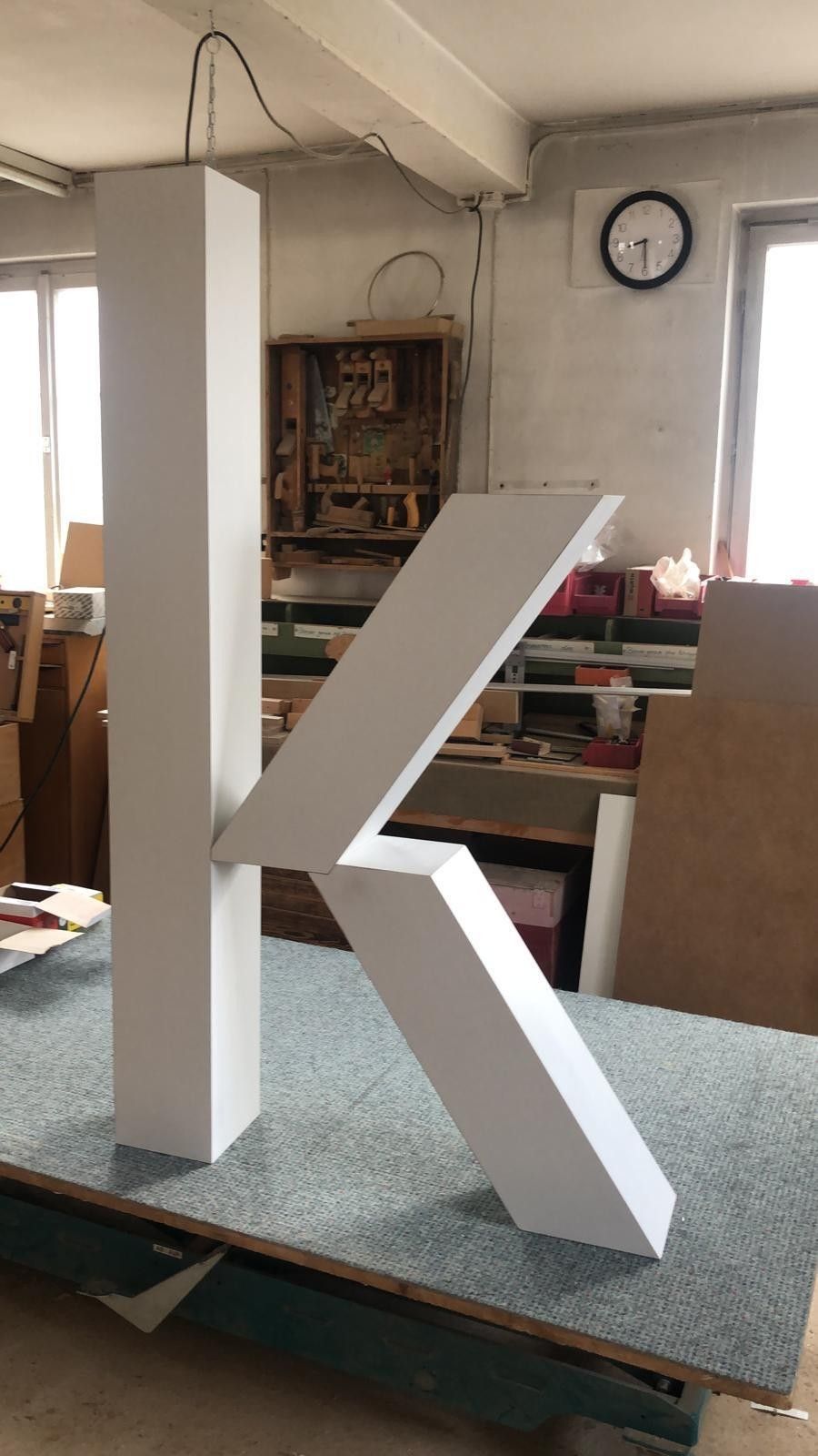 Auf einem Tisch steht ein großes weißes K.